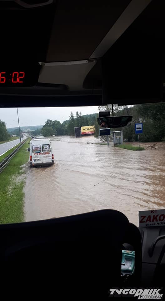 24tp.pl Tak wyglądała dziś rano zalana zakopianka (WIDEO)