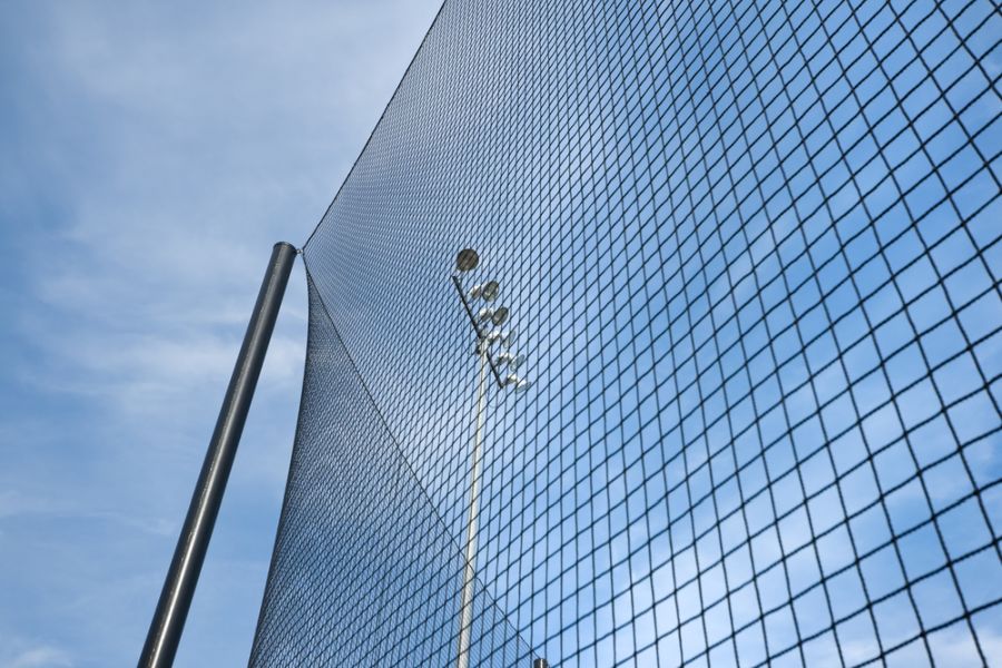 Siatka ochronna na piłkochwycie wokół stadionu sportowego - sieci-siatki.pl Siatka ochronna na piłkochwycie wokół stadionu sportowego - sieci-siatki.pl