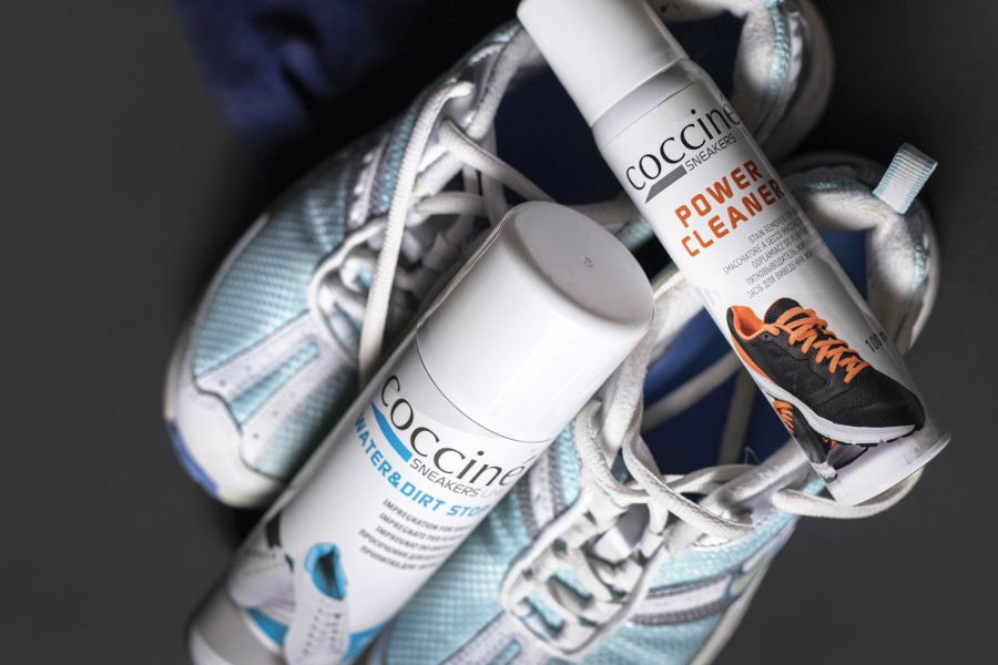 Buty sportowe w otoczeniu impregnatów do butów z siatki i innych 