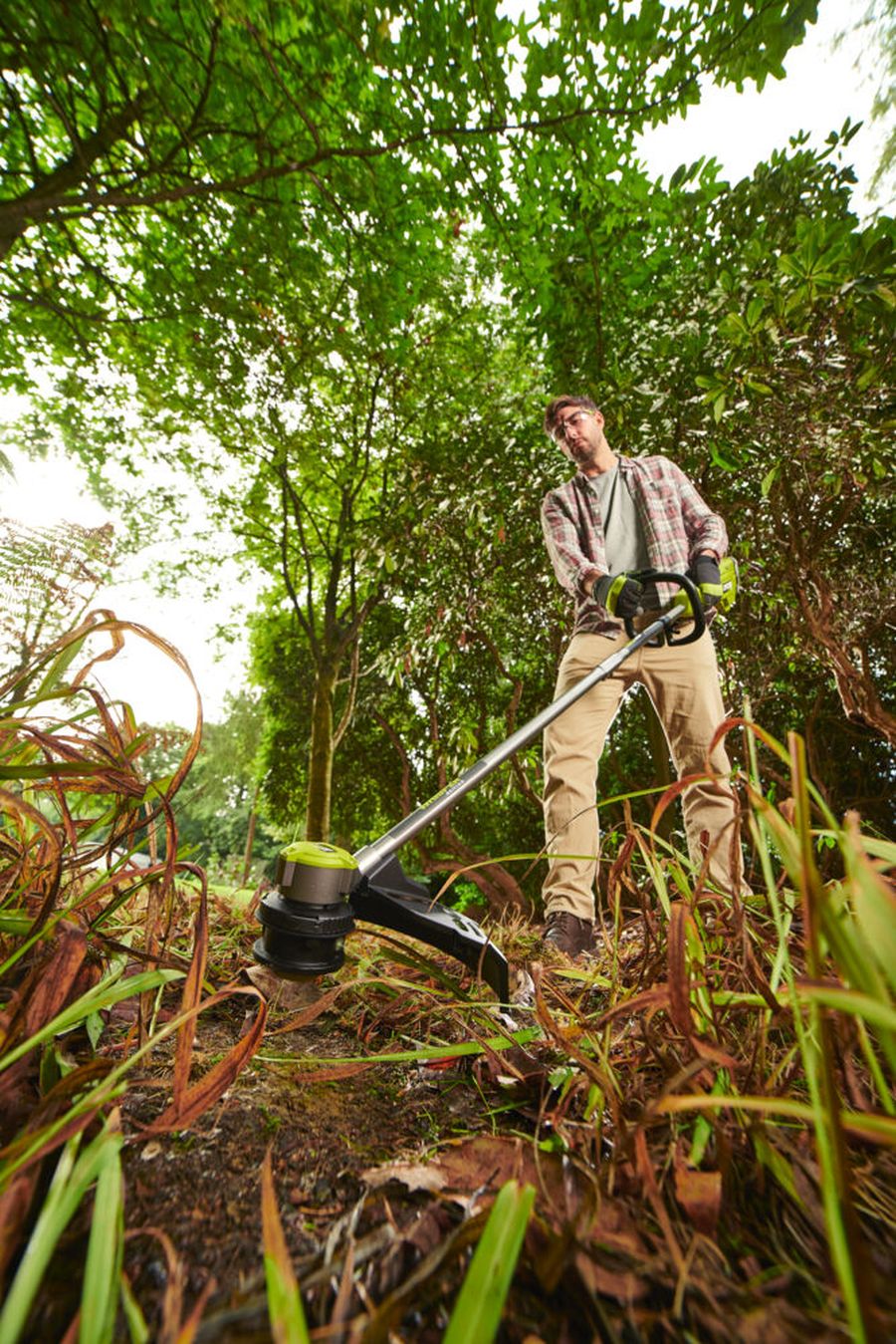 Zbliżenie na pracę podkaszarki RYOBI Podkaszarka 38cm bezszczotkowa WHISPER 18V ONE+ HP