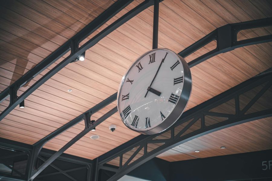 Duży zegar zawieszony pod dachem