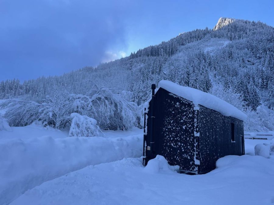 Tiny house REDUKT zasypany śniegiem w zimowym, górskim krajobrazie