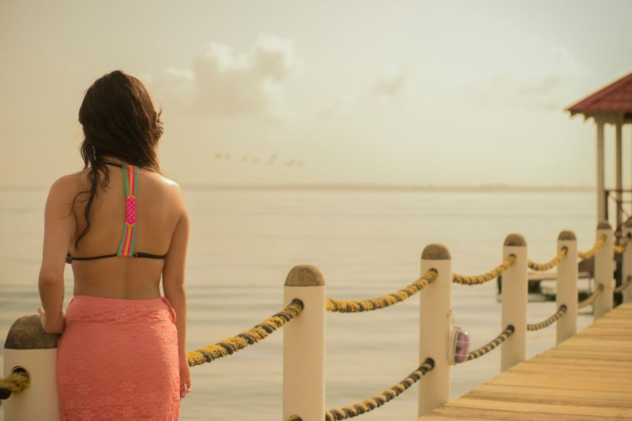 kobieta na wakacjach nad morzem